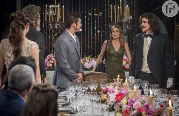 Bento invade noivado de Samuca (Nicolas Prattes) e Marocas (Juliana Paiva) com a doutora Helen (Rafaela Mandelli)