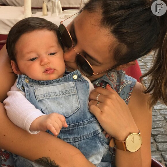 Yanna Lavigne compartilhou a foto em que aparece parecida com a filha, Madalena, no Instagram Stories