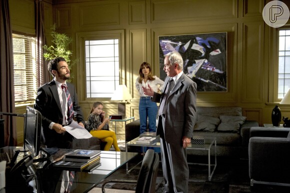 Dr. Merival (Roberto Pirillo) avisa José Pedro (Caio Blat) que só José Alfredo (Alexandre Nero) pode tomar decisões a respeito de Cristina (Leandra Leal), em 'Império'