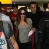 Megan Fox desembarca com o marido, o ator Brian Austin Green e o filho Noah, de 3 meses, no aeroporto Internacional de Cumbica, em Guarulhos, na Grande São Paulo, em 9 de fevereiro de 2013