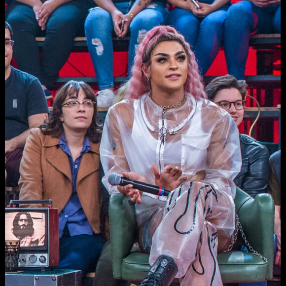 Pabllo Vittar chora ao lembra agressão física por preconceito e bullying na escola
