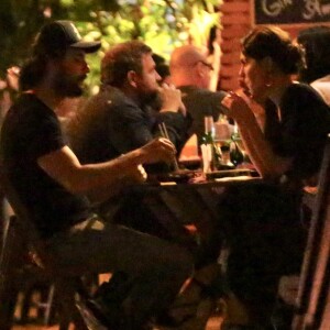 Rodrigo Santoro e a mulher, Mel Fronckowiak, jantaram em um restaurante na Gávea, Zona Sul do Rio