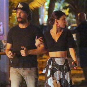 Mel Fronckowiak escolheu um pareô estampado com cropped preto para jantar com Rodrigo Santoro