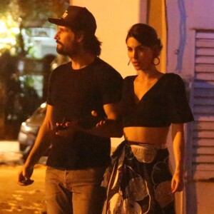 Rodrigo Santoro e Mel Fronckowiak foram clicados deixando restaurante no Rio
