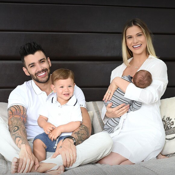 Gusttavo Lima vibrou por comemorar o aniversário de 29 anos em família: 'Com certeza o melhor presente que Deus poderia ter me concedido...Dia especial ao lado deles, minha família que amo tanto!'