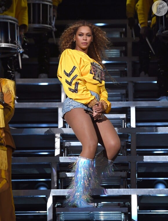 Beyoncé completa 37 anos neste 4 de setembro de 2018. Em sua apresentação no Coachella, cantora usou moletom Balmain, parceria da marca com a cantora