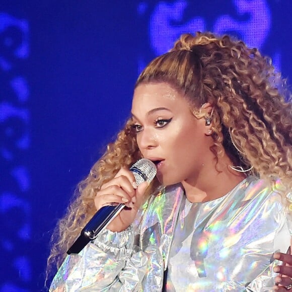 De look holográfico ditando tendências na turnê "OTR II"