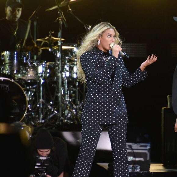 De terninho de bolinhas em P&B Bey fez show em homenagem a Hillary Clinton