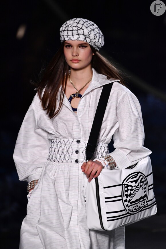 O look em P&B da coleção cruise da Chanel tem a cintura bem marcada