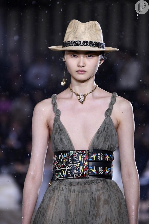O look Dior com cintura marcada fica mais incrível ainda com o chapéu