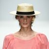 Da semana de moda de Berlim: chapéu com topo reto e aba curtinha é mais fácil de usar