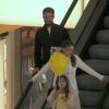 Filha de Cauã Reymond, Sofia brinca com balão de gás em escada rolante