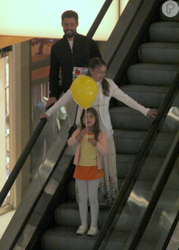 Filha de Cauã Reymond, Sofia brinca com balão de gás em escada rolante