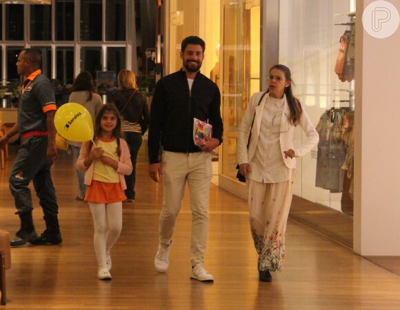 Com uniforme, Sofia, filha de Cauã e Grazi Massafera, acompanhou o pai e avó em passeio