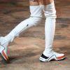 Na Louis Vuitton, bota longuíssima em estilo esportivo