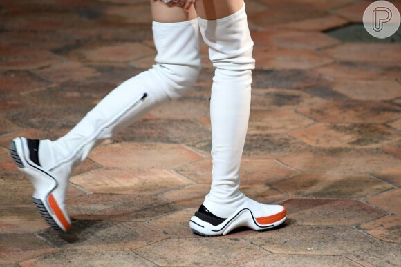 Na Louis Vuitton, bota longuíssima em estilo esportivo