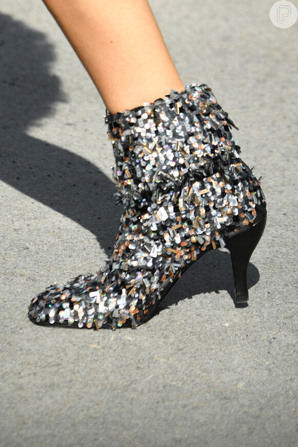 As botas que vão estar em alta no próximo inverno: A Chanel apostou em um modelo todo bordado no desfile de alta-costura