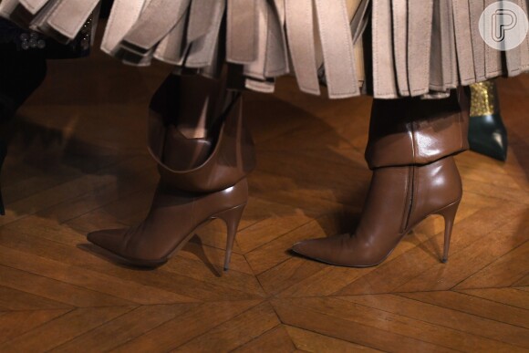 Detalhe do desfile de alta-costura Valentino, com bota de salto e bico finíssimos