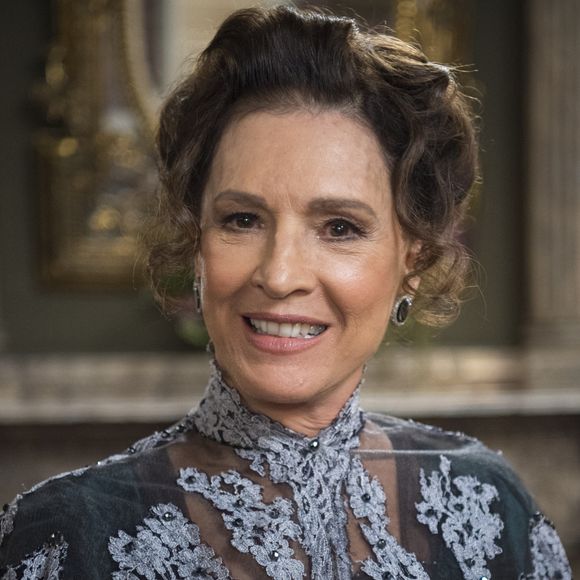 Lady Margareth (Natália do Vale) avança em Elisabeta (Nathalia Dill) para dopá-la no capítulo de terça-feira, 18 de setembro de 2018 da novela 'Orgulho e Paixão'