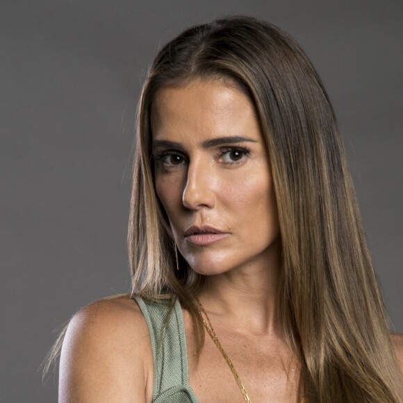 Karola (Deborah Secco) é acusada de traição por Laureta (Adriana Esteves) na novela 'Segundo Sol'