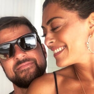 Juliana Paes também posou sorridente ao lado do marido, Carlos Eduardo Baptista