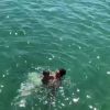 Juliana Paes se diverte no mar de Angra com o filho Antônio