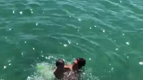 Juliana Paes se diverte no mar de Angra com o filho Antônio