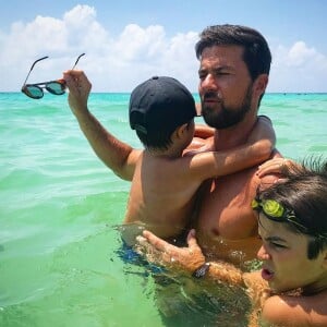 Juliana Paes foi para Angra dos Reis com o marido e os filhos, Antônio e Pedro