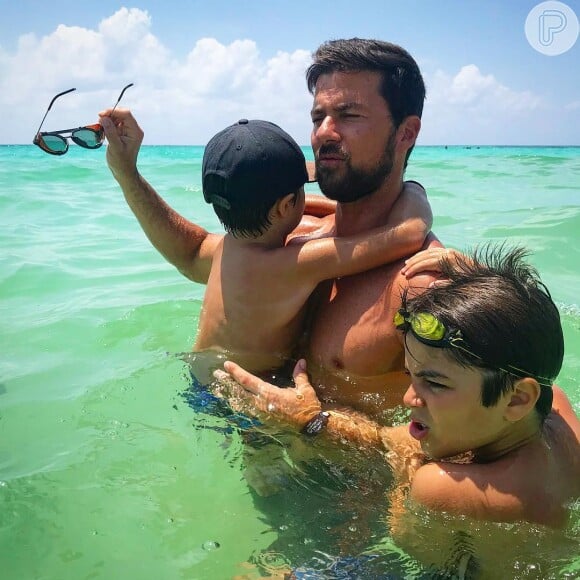 Juliana Paes foi para Angra dos Reis com o marido e os filhos, Antônio e Pedro