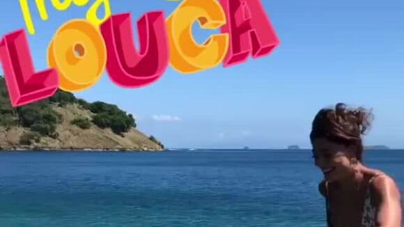 Juliana Paes corre e pula no mar de Angra dos Reis. 'Miga, sua louca', legendou a atriz com adesivo no Instagram Stories