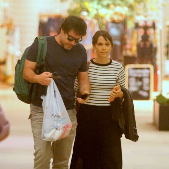 Débora Falabella e Murilo Benício foram clicados durante passeio no shopping Fashion Mall