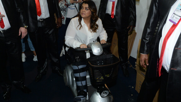 Preta Gil surge com perna imobilizada e usa triciclo em evento de beleza, em SP