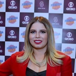 Marília Mendonça escolheu um look com blazer vermelho como destaque da produção