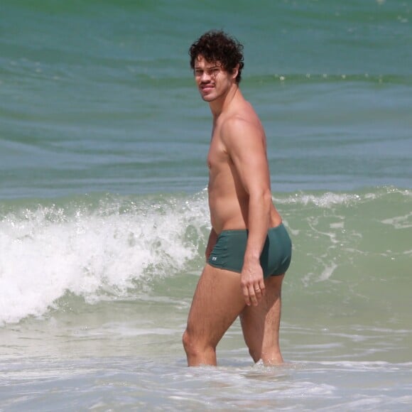 José Loreto curtiu a praia da Barra da Tijuca sem a companhia da mulher, Débora Nascimento, e da filha, Bella