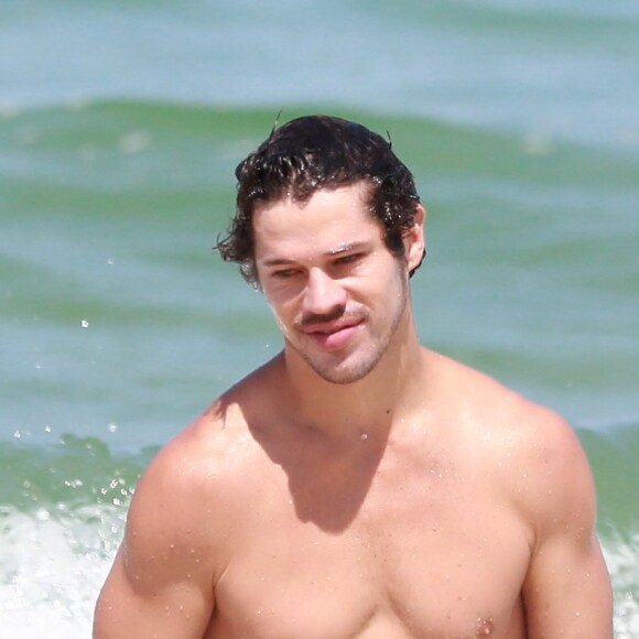 José Loreto é flagrado na praia da Barra da Tijuca, Zona Oeste do Rio de Janeiro