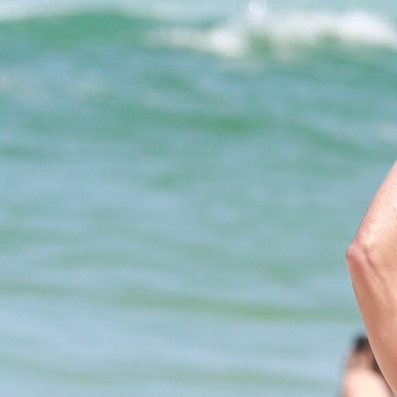 José Loreto se alonga na areia da praia da Barra da Tijuca, Zona Oeste do Rio de Janeiro