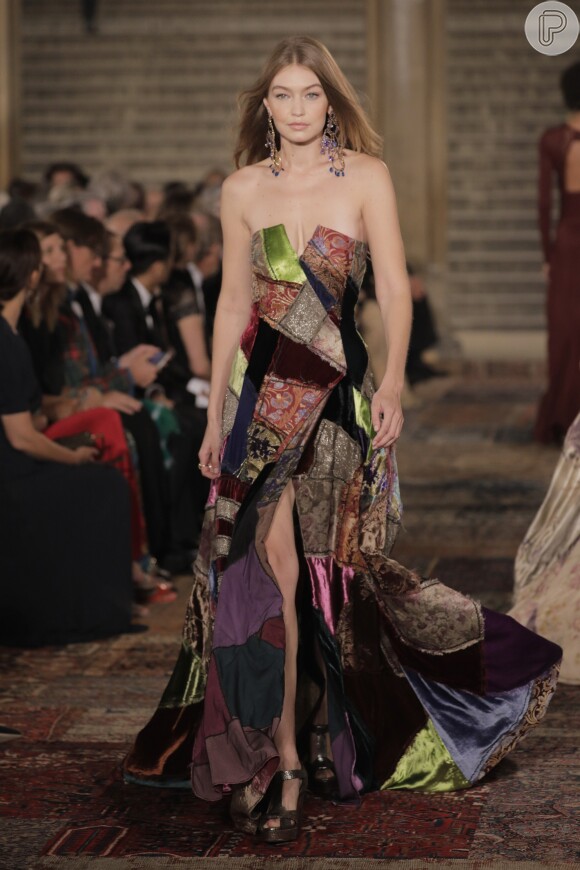 Além do vestido todo em patchwork desfilado pela top Gigi Hadid 