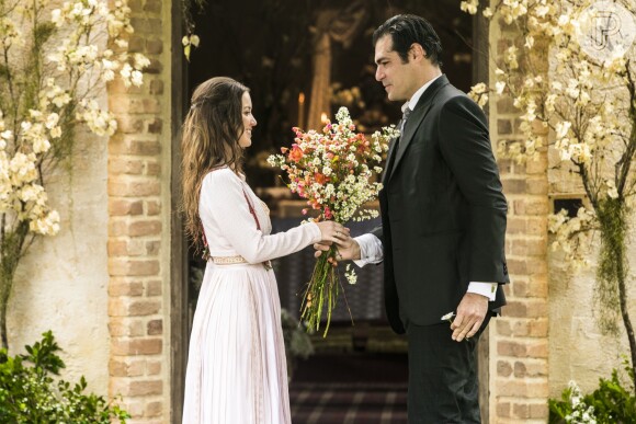Elisabeta (Nathalia Dill) e Darcy (Thiago Lacerda) também se casaram de surpresa na novela 'Orgulho e Paixão'