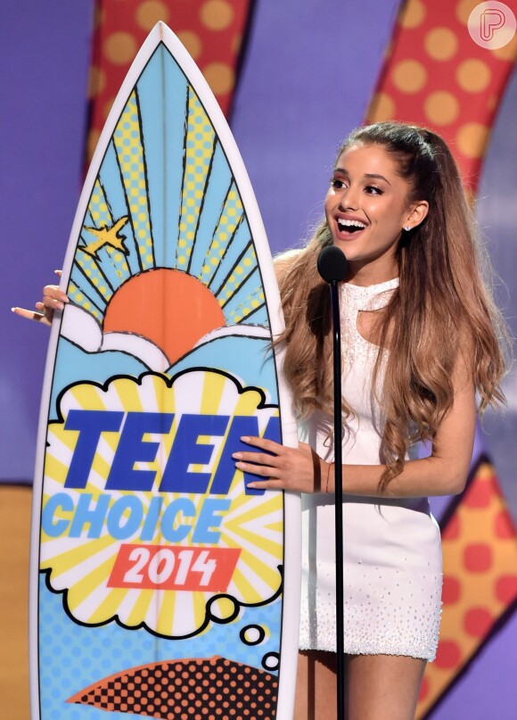 Ariana Grande ganha Melhor Artista Feminino no Teen Choice Awards 2014