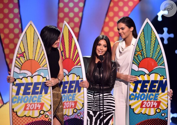 Kim Kardashian, Kylie Jenner e Kendall Jenner recebem o prêmio de Melhor Reality Show no Teen Choice Awards 2014
