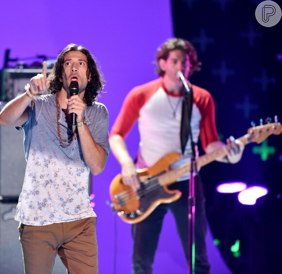 Magic canta a música 'Rude' no Teen Choice Awards 2014