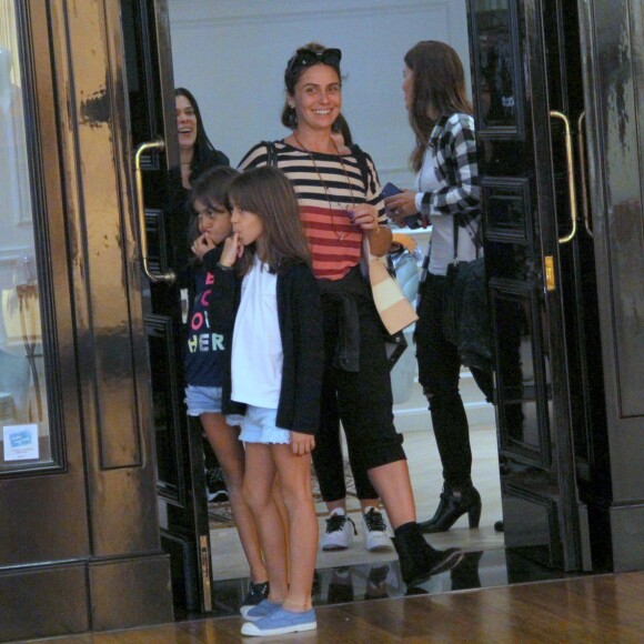 Giovanna Antonelli foi fotografada com as filhas nesta segunda-feira, 10 de setembro de 2018