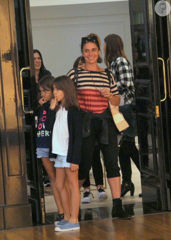 Giovanna Antonelli esbanjou simpatia ao lado das filhas em shopping do Rio