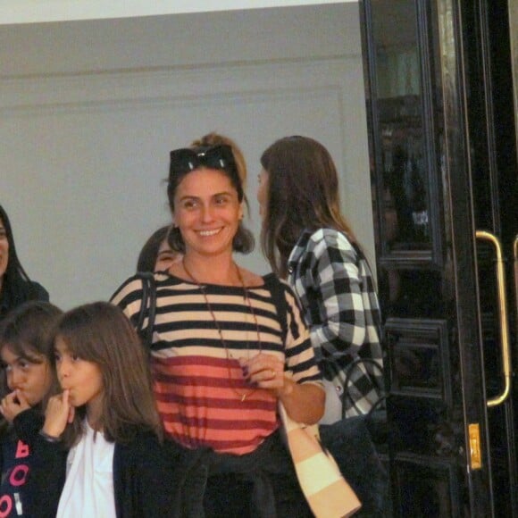 Giovanna Antonelli esbanjou simpatia ao lado das filhas em shopping do Rio