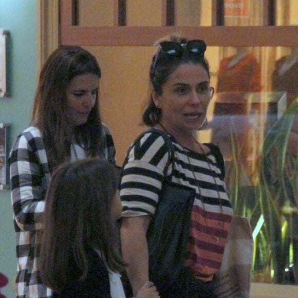 Giovanna Antonelli passeou de mãos dadas com as filhas nesta segunda-feira, 10 de setembro de 2018