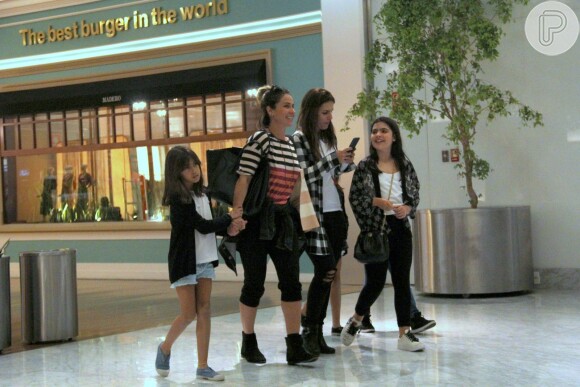 Giovanna Antonelli levou filhas, Antonia e Sofia, para passear em shopping do Rio