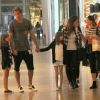 Giovanna Antonelli e o marido, Leonardo Nogueira, passearam com as filhas em shopping do Rio