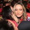 Claudia Leitte se emociona com carinho dos fãs, em Salvador, na Bahia, em 9 de fevereiro de 2013