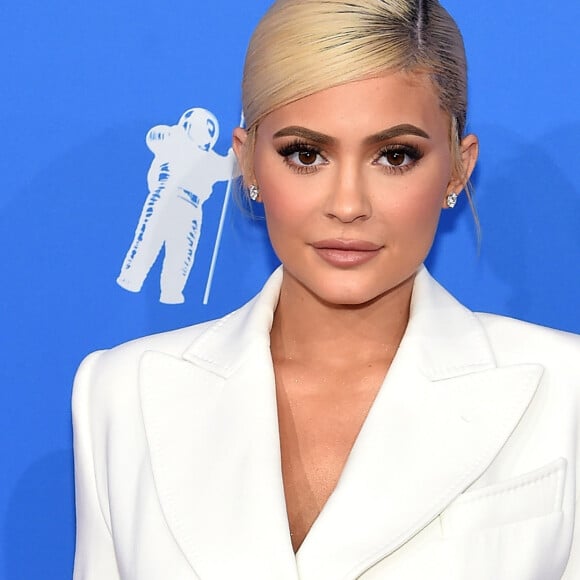 Kylie Jenner admitiu que fez preenchimento labial por insegurança com lábios finos