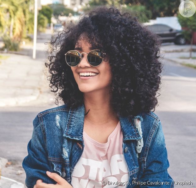 Pensando em começar a transição capilar? Confira 5 motivos que te farão iniciar o processo de volta ao cabelo cacheado!